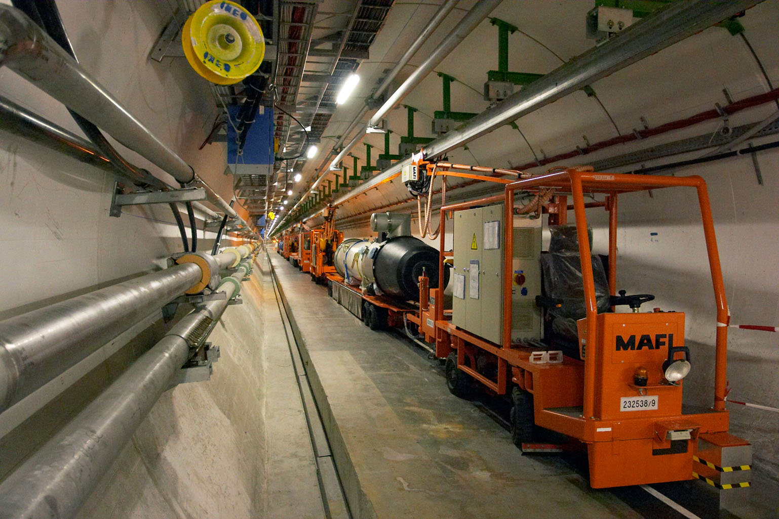 Wielki Zderzacz Hadronów, akcelerator cząstek, fizyka